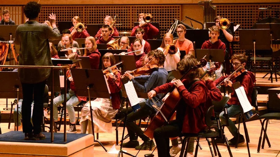 Påsklovsorkestern ger unga möjlighet att spela med professionella musiker. Bild från Sportlovsorkestern 2019.