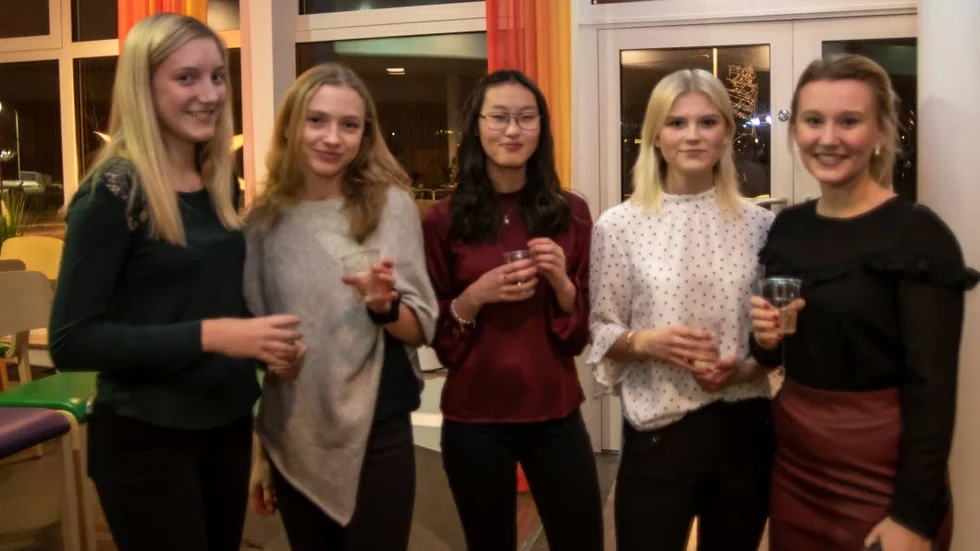 Mingel inför Nobelföreläsningen, Ellen Gunder, Olivia Jamison, Julia Karlsson. Emelie Källgren och Olivia Walk Lyhykäinen.