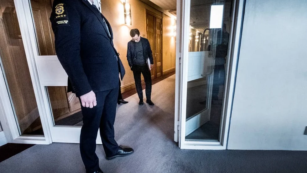 Moderatledaren Ulf Kristersson avvaktar i oppositionens kulisser. Vart ska han gå? Ska nej blir ja?