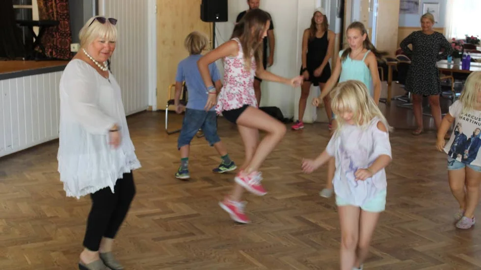 Dansövningar fanns med i artistskolan, bland annat shaffle och flossa.