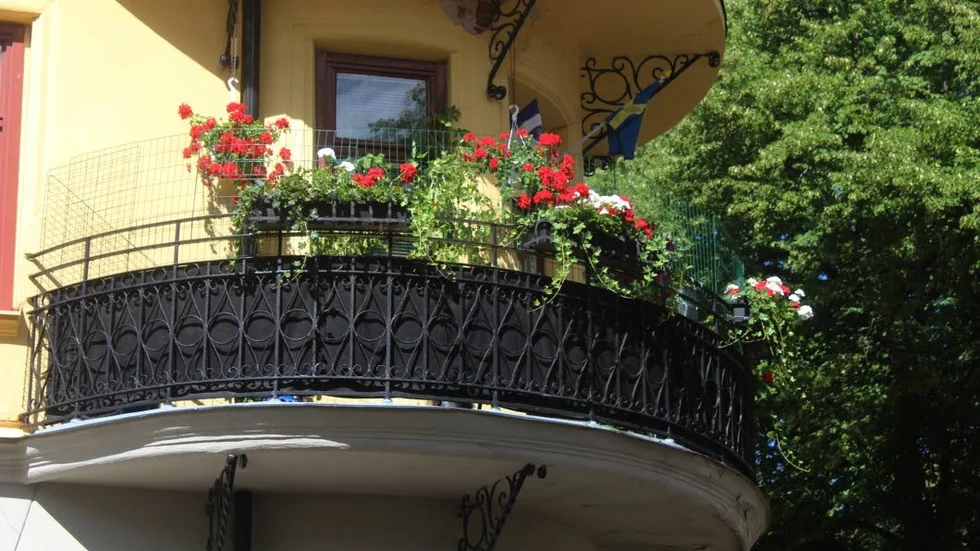 Balkong med blomsterprakt, på Nygatan vid Östra Promenaden.