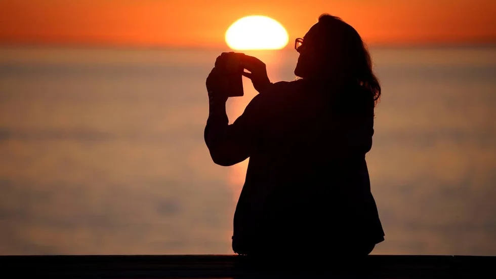Vackra sommarbilder blir det gott om den här sommaren. Men så fort en selfie ska tas kommer selfieansiktet på. "Alla ser lite mer stela och konstgjorda ut", skriver Cecilia Lundholm Pålsson,