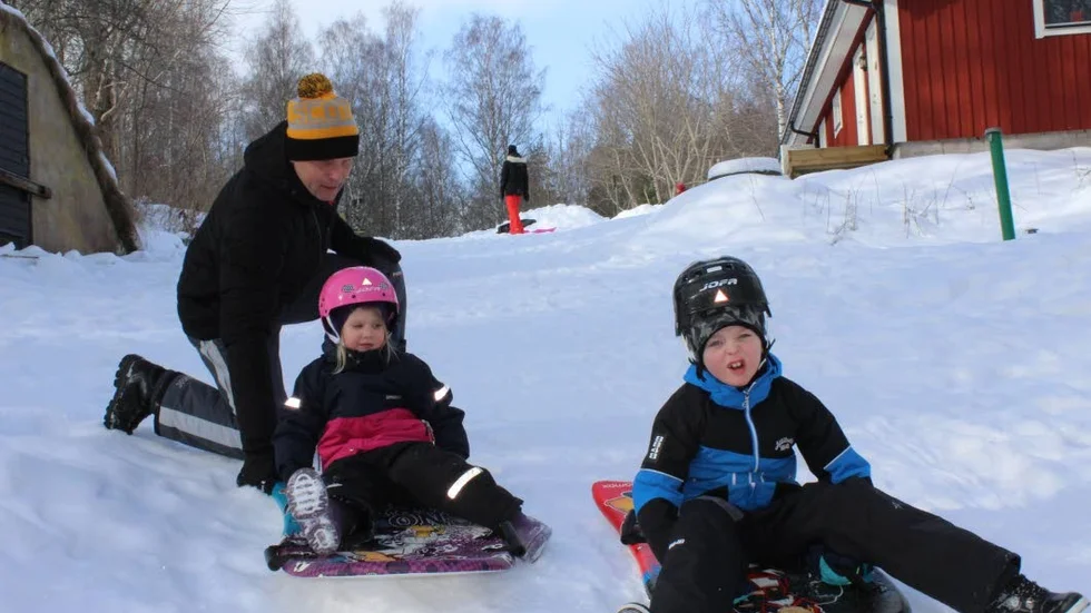 Full fart. Barnen Freja och Olle höll full fart nerför pulkabacken i Lunddalen på sina glidare. Pappa Anders Lantz hjälpte till lite.