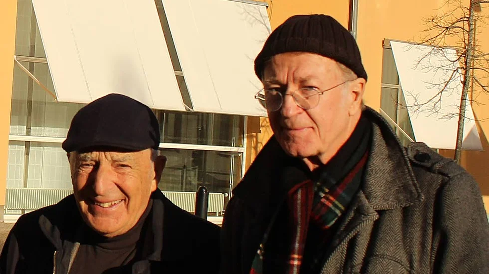Vid rättegången mot HP-hjälpen finns Tom Alandh, journalist och dokumentärfilmare,  tillsammans med ett litet filmteam på plats för att ta de vad som kan vara bland de sista bilderna på Leif Silbersky till den tredelade dokumentären om honom.