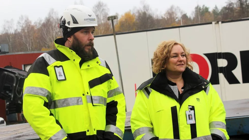 Mikael Bertilsson, platschef på Kanonaden entreprenad, som ansvarar för arbetet och Helena Wastesson, trafikstrateg, Finspångs kommun, studerar och diskuterar den nya bron.