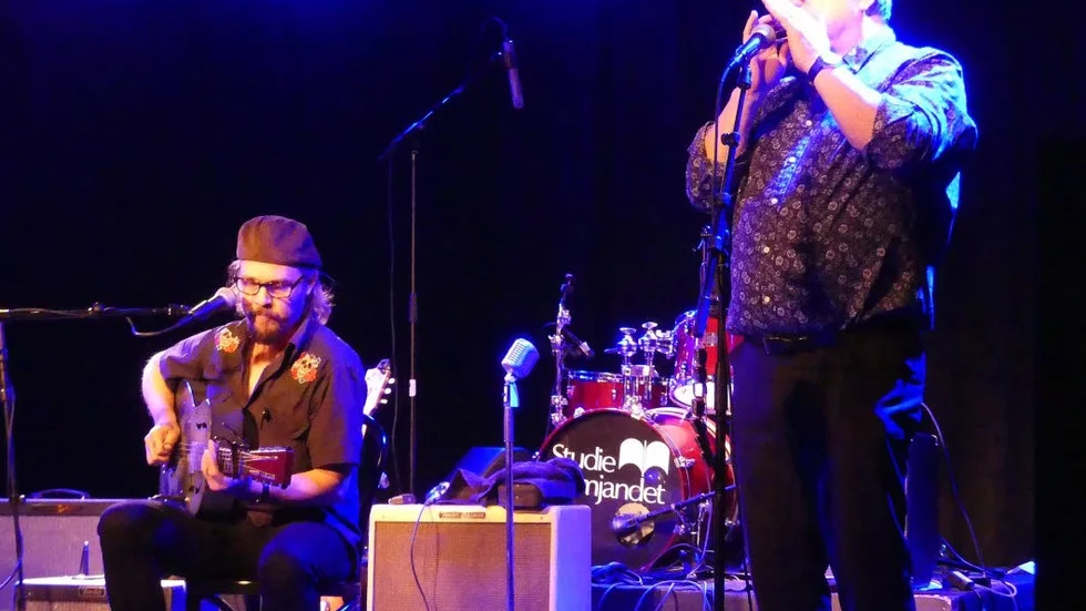 Pausfågeln och MC, Anders ”Slidin´ Slim” Landelius fick hjälp på munspel av PG från Blueassband.