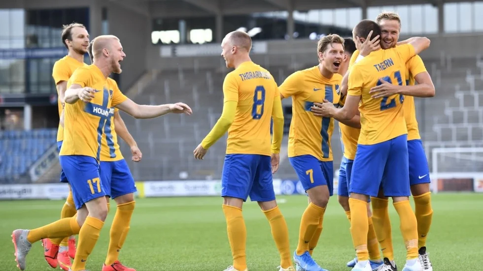NORRKÖPING 20190725 Norrköpings Simon Thern (21) klappas om efter 1-0 under kvalmatchen till Europa League, andra omgången första matchen mellan IFK Norrköping och FC Liepaja på Östgötaporten. Foto Erik Simander / TT kod 11720