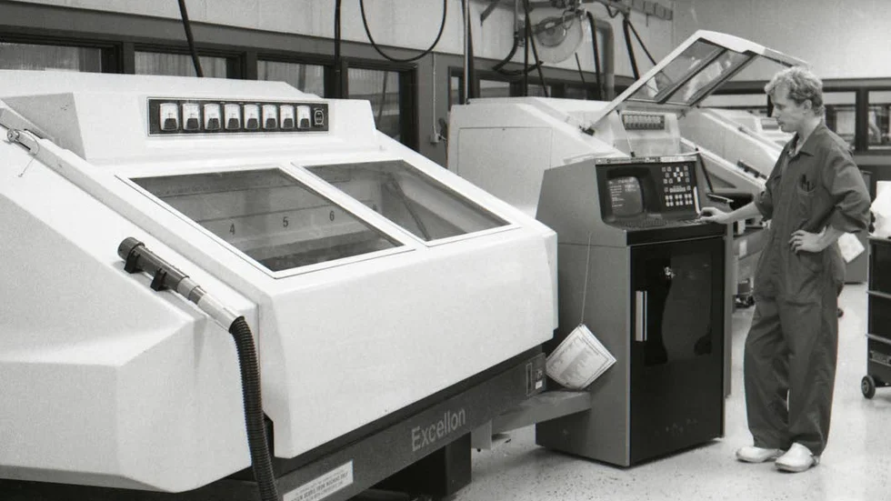 Ericsson på Ingelsta. Nya borrmaskiner för mönsterkorttillverkning på LM Ericssons nya fabrik i Norrköping 1983. Supernytt då. Stendött nu.