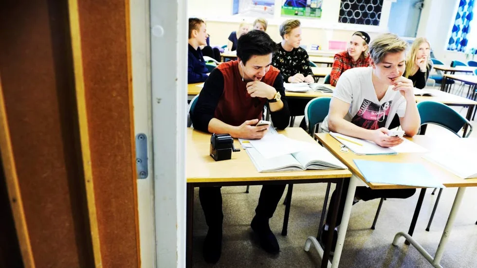 Mobilförbud. Förslaget om mobilförbud i skolan gillas inte av alla. Eleverna Edvin Sjöblom och Anton Bertilsson har gärna sina telefoner kvar.  Men visst kan det bli stökigt under lektionerna ibland, det bekräftas av både elever och lärare.