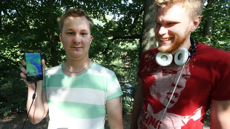På jakt. Martin Dahlqvist och Pelle Johansson vittnar om en väldig gemenskap.