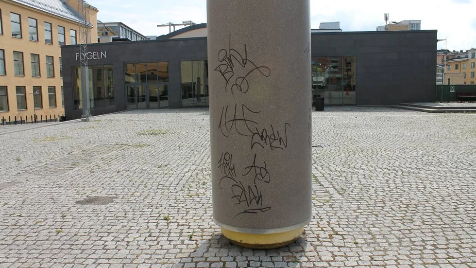 Tags på granitvalsarna från Holmen pappersbruk som pryder Holmentorget.
