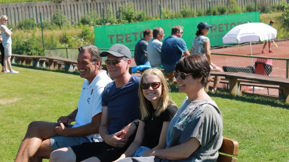 IFK-duo. Göran Holter och Göran Bergort hejade på sin kompis Sulo och fick hjälp av dotter Lisa Bergort och fru Ann-Louise Bergort på Holmen Tennispark.