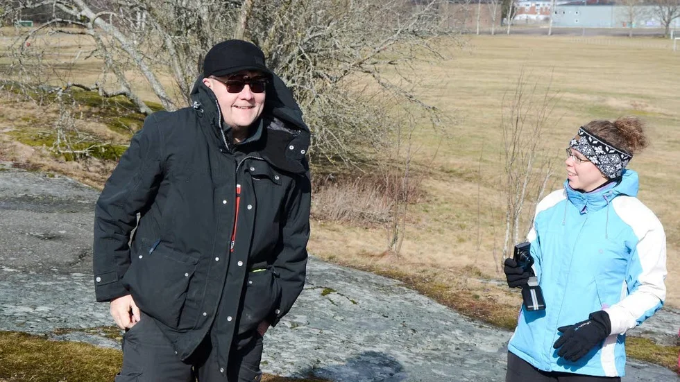 Fältstudie. Läraren Anders Szczepanski och studenten Merlijn på ett blåsigt Himmelstalundfält.