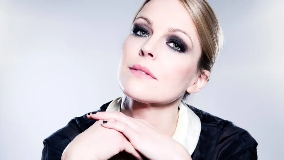 Huvudroll. "Elin Rombo gör en mogen, otvungen Mimi med fantastiskt glitter i rösten".
