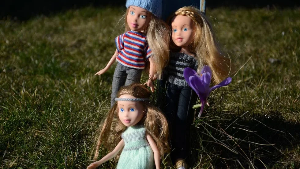 Naturligt. Dockorna får ett mer naturligt utseende när Nicole har gjort om dem.