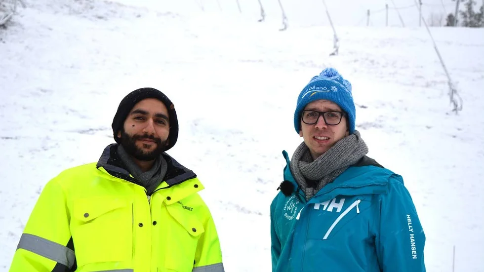 Nöjda. Youssef Hassib, Trafikverket, och Anders Wihag, NSK, i den nu kuperade Yxbacken som kommer att jämnas ut med schaktmassor från Kardonbaneprojektet.