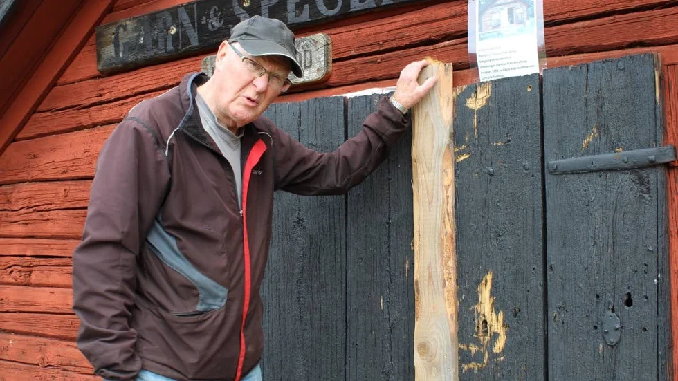 Inbrott. Handelsboden hos Vånga hembygdsgård har drabbats av inbrott och här visar Arne Hultqvist, den delvis sönderslagna dörren och yxhuggen vid låset.