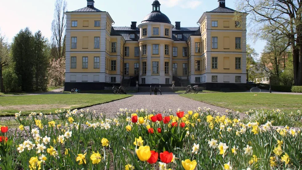 Finspångs slott i vårskrud. Här har våren firats in i åtskilliga i år, så även i år.
