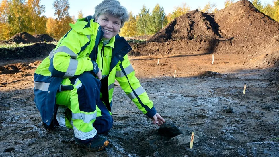 Här stod stolpen. Martina Sjölin vid det nya fyndet av en äldre gård.