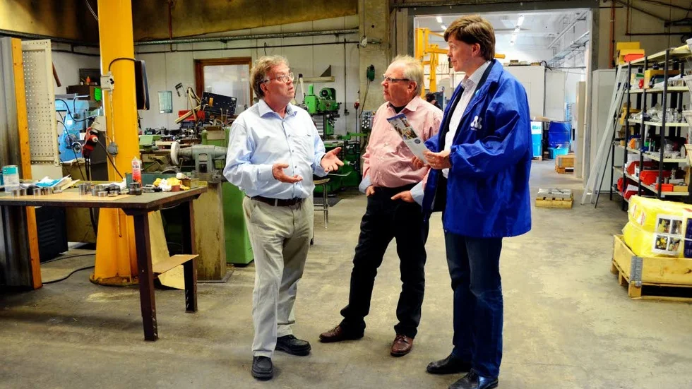 Förslag för jobb. Inge Jacobsson och Andreas Norlén - här vid ett tidigare besök hos Kurt Thunberg (tv) på Finspång Allmekano AB - vill sänka trösklarna för jobben.