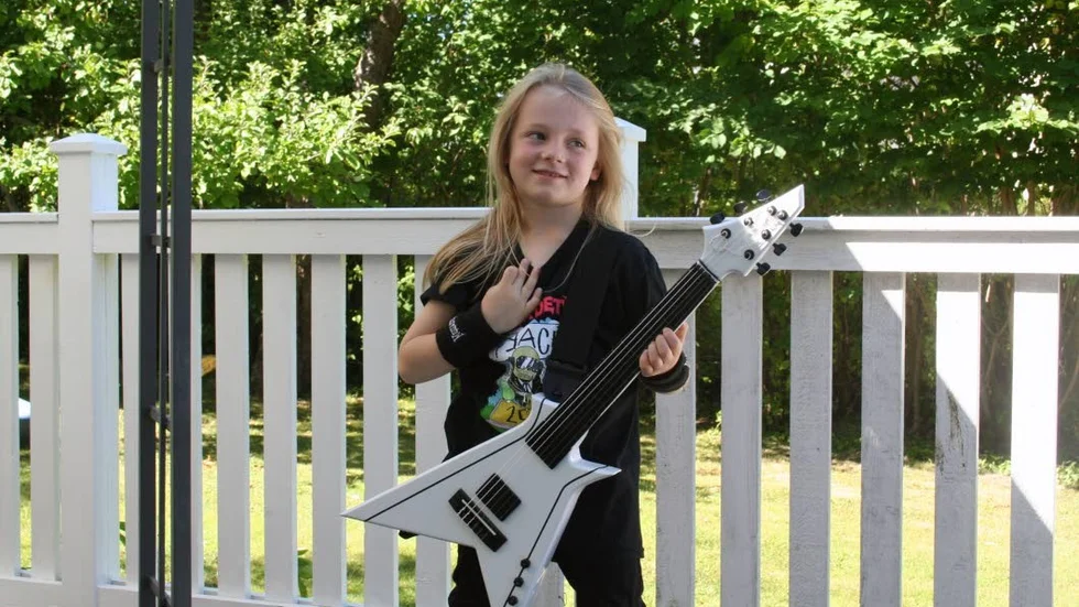 Gitarrhjälte. Edwin Antell Söderberg blev glad när han såg att hans idol Chris Broderick delat en bild på de två, sida vida sida.