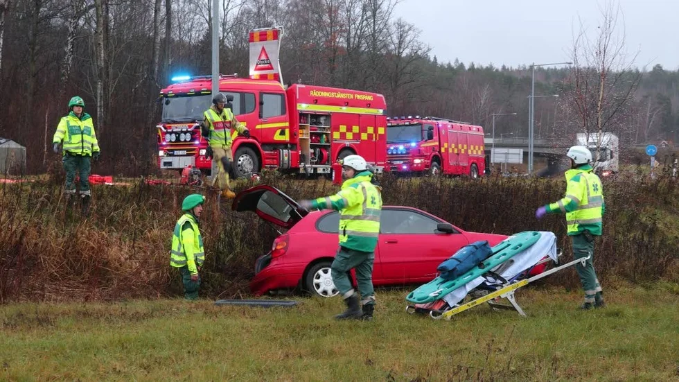 En bil körde av vägen vid riksväg 51.