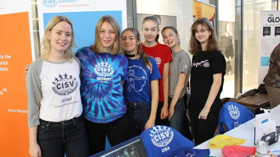 CISV. Jobbar för en fredligare värld. Fr v: Julia Grentzelius, Moa Anderzon, Tea Dundenell, Ellen Lindahl, Clara Conte, Iris Grentzelius.