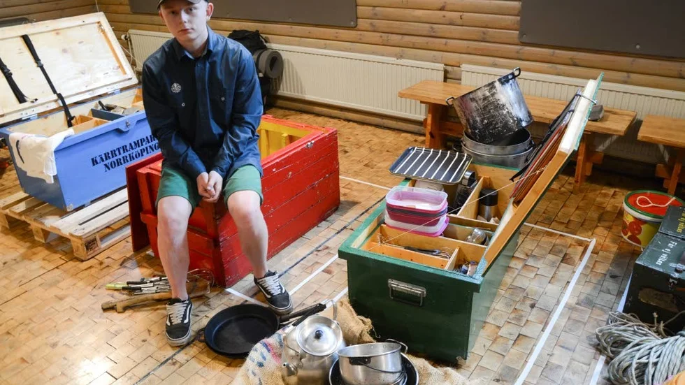 Packning. Gustaf Andersson ser till att allt nödvändigt kommer med till lägret.