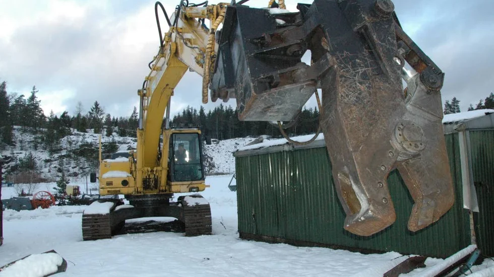 Skrot. Björn sorterar och klipper ner skroten med materialhanterare och skrotsax.