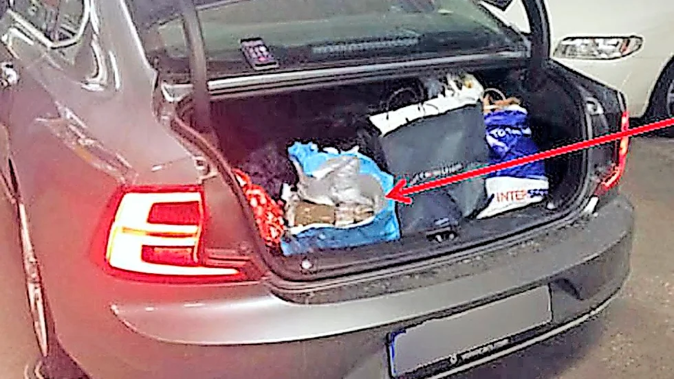 När de tre männen stoppades av polis i Tierp hittades både cannabis och kokain i bilen. Kokainet hade ”mycket hög renhetsgrad”.
