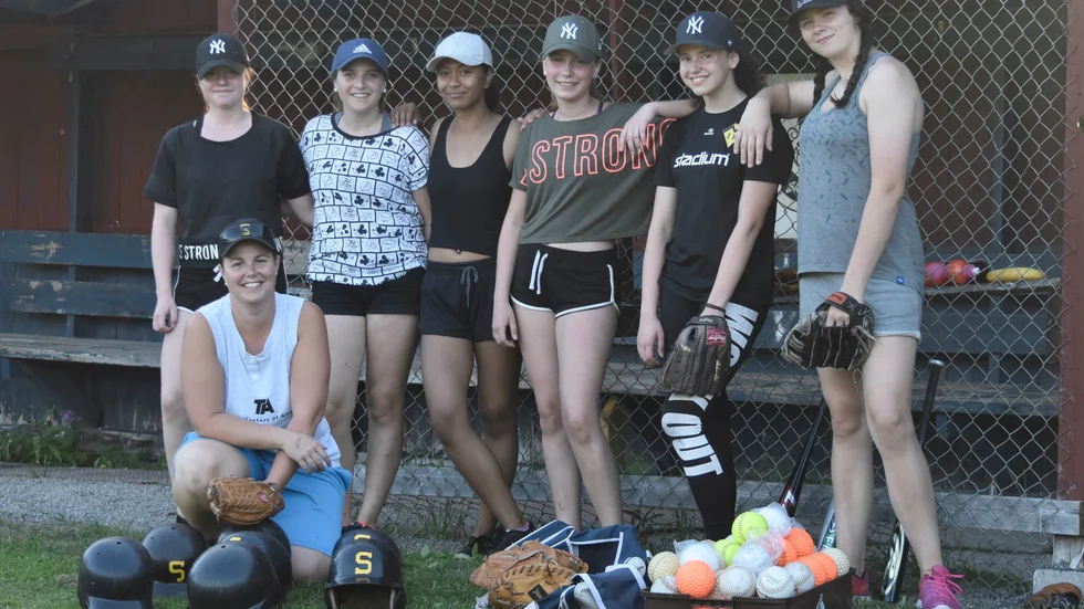 Många vill testa på softboll. Från vänster bakre raden: Tilly Löfstedt Söderström, Johanna Nordén, May Khwanma, Frida Marklund, Sara Hedlund, Nelly Rosén. Sittande: Samantha Edström. 