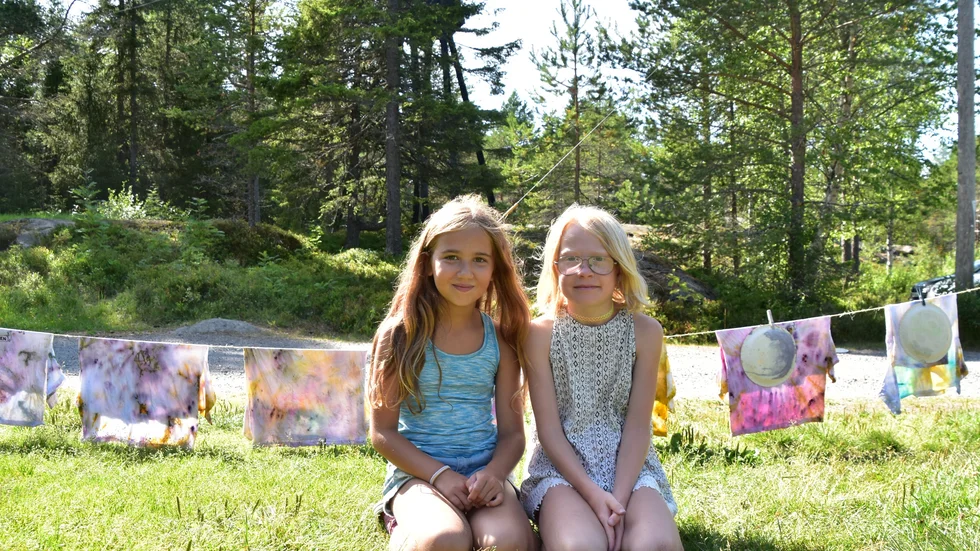 Nova Berggren och Alma Andersson har gjort batiktröjor av naturliga råvaror, bland annat av blåbär och gurkmeja. 