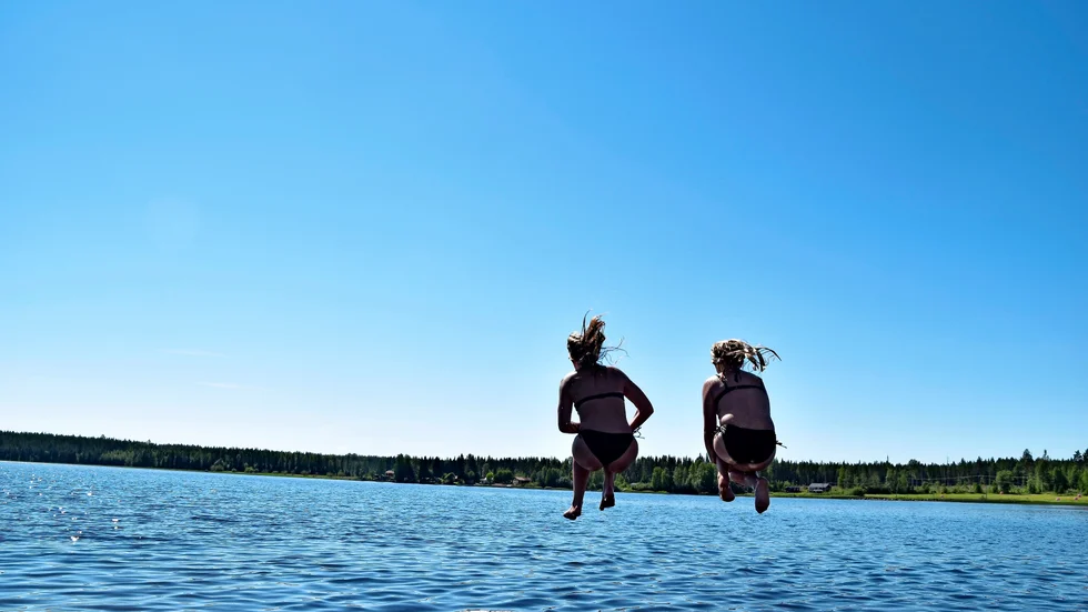 Ett dopp i det blå med systrarna Tilly och Lovis Hedström.