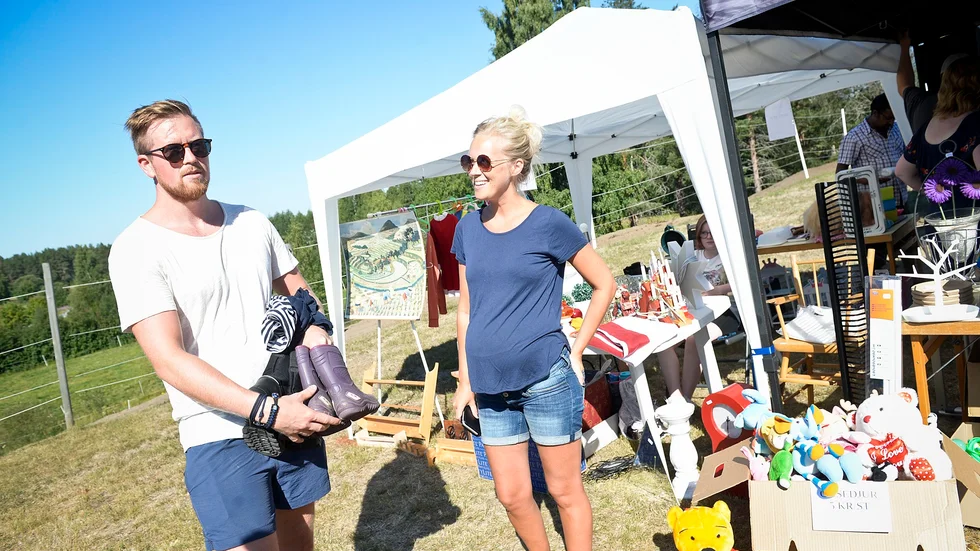 Köpa vinterskor till barnen mitt i högsommaren känns konstigt, med det är alltid kul att fynda, tycker Anton Andersson och Elin Jonsson. 