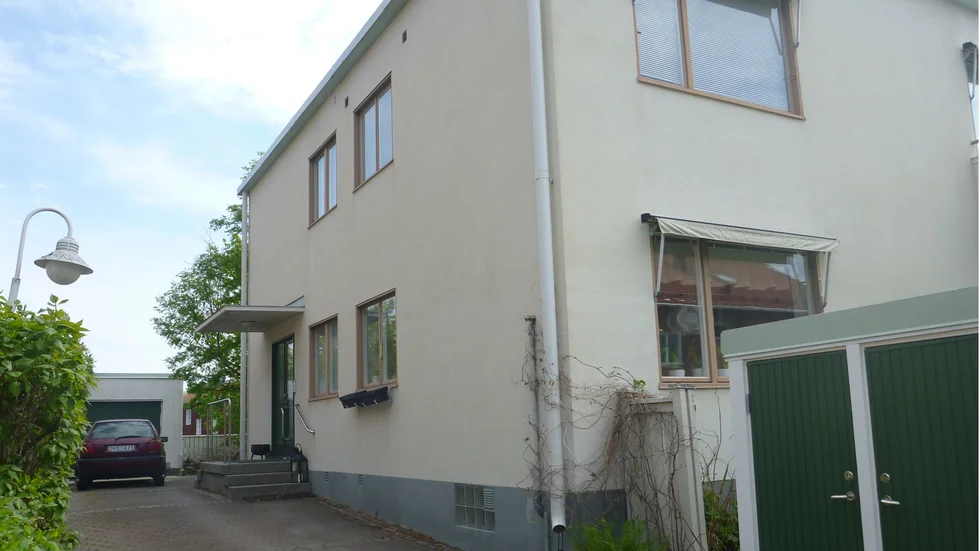 Vid Manhemsgatan ligger detta funkishus byggt 1936, ritat av arkitekt Edvin Bergenudd. Det renoverades 1995 då Ove Nilsson ritade.
