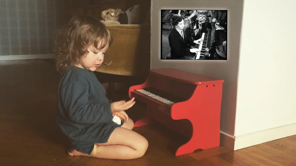 Dottern får inspiration från Chico Marx och hans pianospelande. 