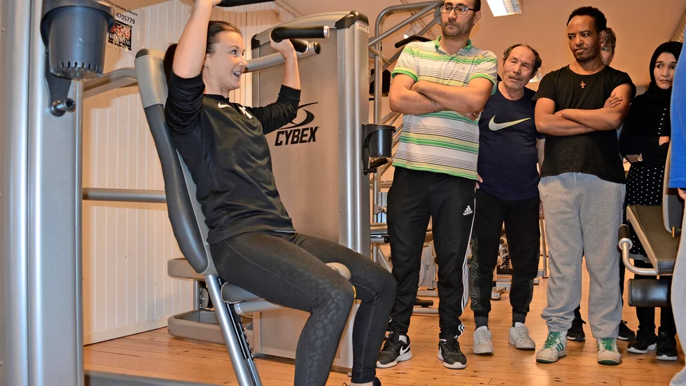 Instruktören Anna Sjöstedt visar hur rörelsen ska göras. 