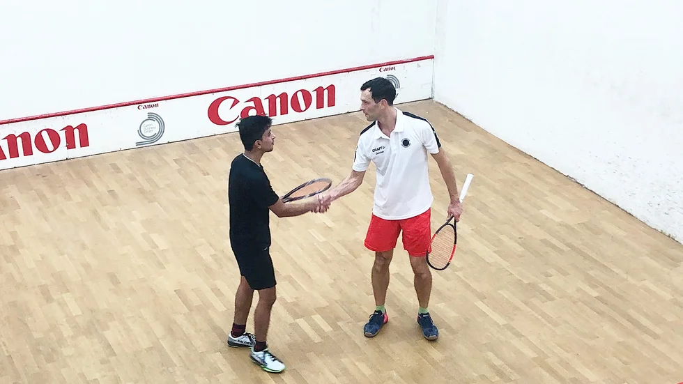 Zeeshan Khan och Christian Drakenberg skakar hand efter en känslosam match.