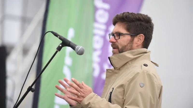 Hans Kreisel invigningstalar i Solberg.