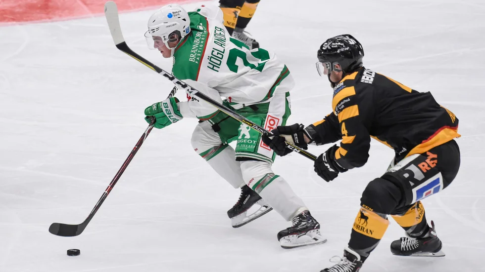 Nils Höglander gjorde SHL-debut med sitt Rögle borta mot Skellefteå AIK. 