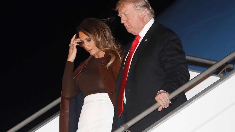 USA:s president Donald Trump och hans fru Melania Trump kliver av det amerikanska presidentplanet Air Force One i Argentina. 