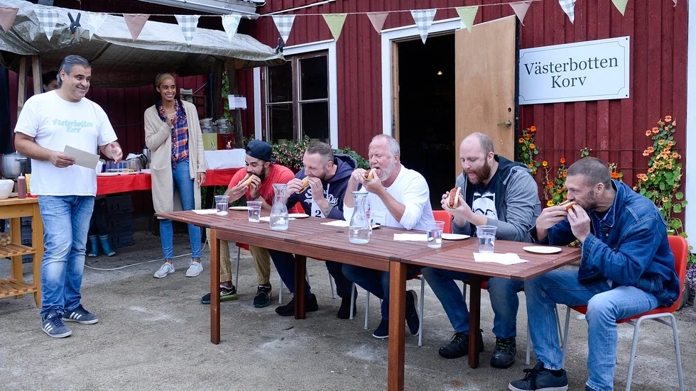 Chris Ahmet och Emelie Hertz drog igång korvätartävlingen som Adam Hertz, Greg Morrison, Jörgen Sehlin, Daniel, Sehlin och Ian Bridges deltog i.