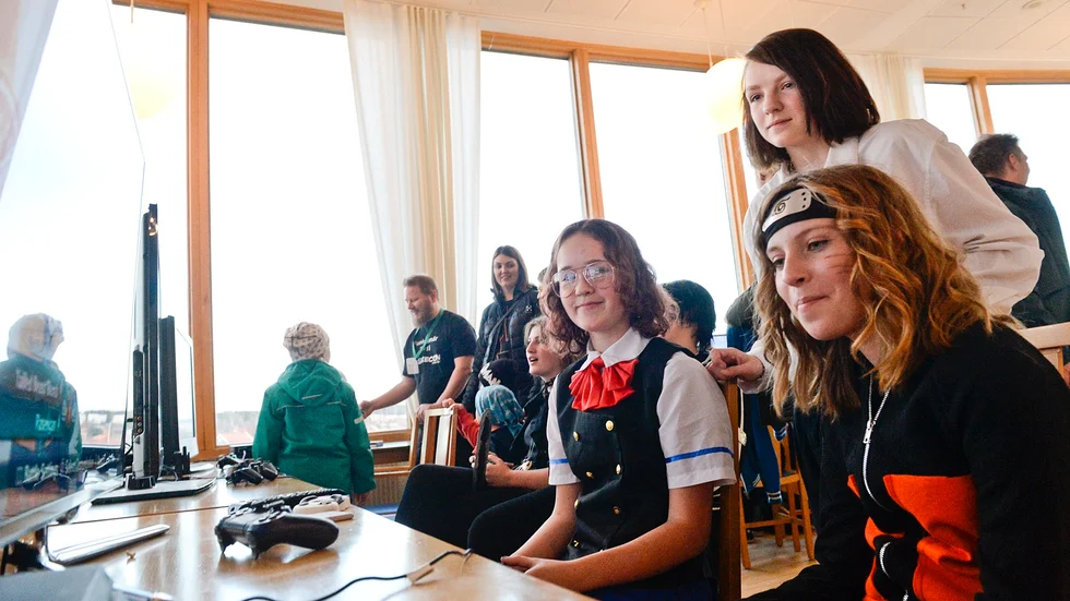 Jonna Ulfhielm, Alexandra Eriksson och Agnes Toljamo spalar TV-spel.