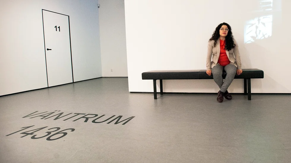 Fler än Museum Anna Norlander behöver vara modiga. På bilden Paula Urbanos utställning ”Väntans proportioner”, som handlar om en flyktings tillvaro där ovisshet samsas med klaustrofobiska känslor.