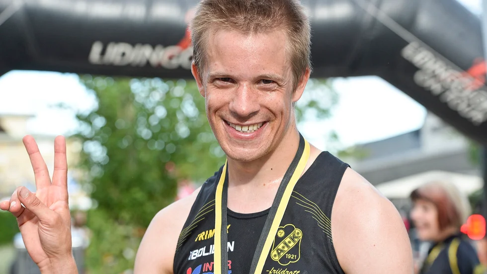 Vinnare. Jonatan Björnberg försvarade sin seger i halvmarathonet och förbättrade sin segrar med nästan två minuter.