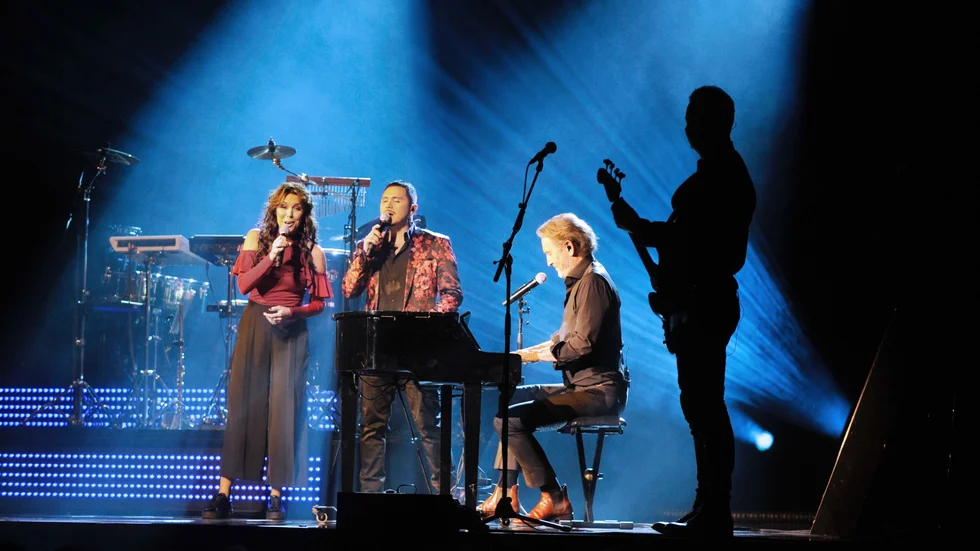 Vid pianot rev han av en spansk version av duetten "Never again". 