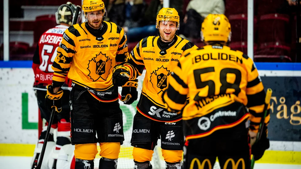 Oscar Möller, mitten, ser ut att missa toppmatchen mot Leksand. 