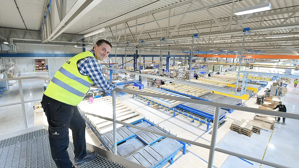 Henrik Hauptmann tittar ut över fabriken som han är chef för, Lindbäcks på Haraholmen, som anses vara Europas modernaste för industriellt byggande.