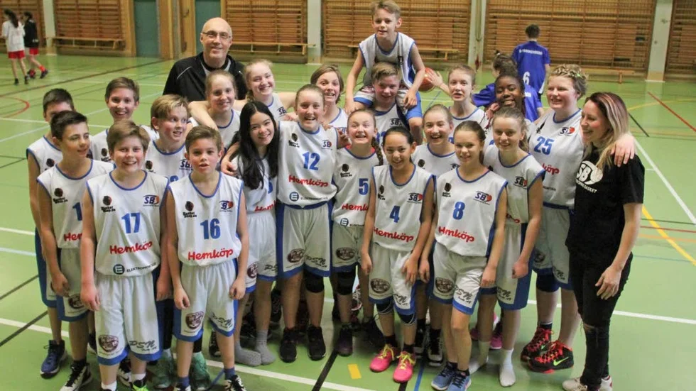 HÄRLIGT GÄNG. Pojkar 13 och flickor 13/14 tillsammans med coacherna Kris Grundberg och Caroline Svensson.