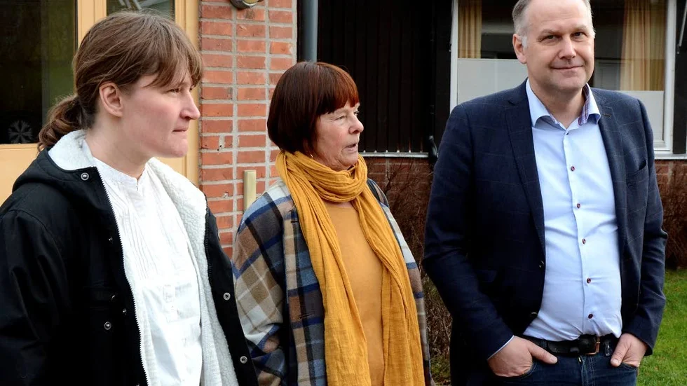 Om nedläggning. Vänsterpartisterna Malin Östh, Marja Bergström samt partiledaren Jonas Sjöstedt utanför Söderköpings vårdcentral.